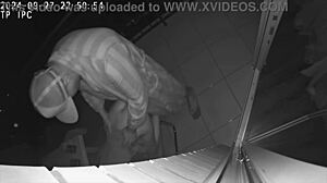 所以，真正的出轨妻子在酒店阳台上和朋友啪啪，是吧？