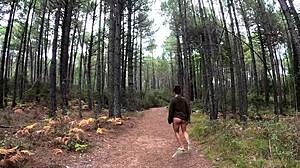 Скитам гола в гората, надявайки се някой да ме вземе силно