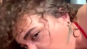 สาวผมหยิกนิมโฟ้ดูดควยแบบเลอะเทอะในชุดชั้นในอะนิเมะ