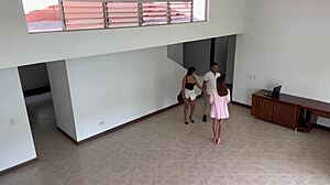 Šukání klientky realitky na schodech, zatímco snoubenka prohlíží kuchyni. Tajná ukázka kundy!