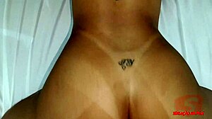 Prvič sem eksplodiral v tem položaju. Njen neverjeten grinding mi je raznesel glavo z oralnimi spretnostmi