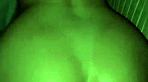 Секси закръглена мадама взема дупе чукане в догистайл с бръсната азиатска аниме визия