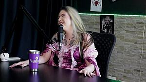 Raphaela Savanah dalam lingerie Halloween merah lutsinar kejut swingers