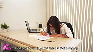 Do riti, ukazujem zadok šéfovi za zvýšenie platu! 😜