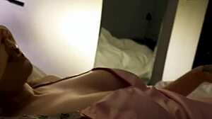 الأم الزوجية وابنها يجنون في غرفة الفندق بأفعال مجنونة