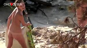 فتاة شابة ساخنة 18+ تُضرب بقوة على رمل الشاطئ