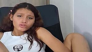 Hej, podívej se na tohle, 18letá žena si hraje s dildem v kundi, divoká anime akce!