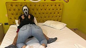 Ghostface získává zdarma Halloween kouření od horké brunetky!