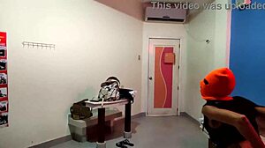 Kahverengi üvey kız kardeşim Cadılar Bayramı otel eğlencesi istiyor, maske takıyor, kalçalarını seksi sallıyor, dayanamıyorum