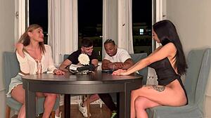 Szalony seks grupowy po grze planszowej z kumplami