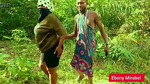 Fotky v křoví se změnily v rychlovku s cizincem. Jeho velký kokot mě bušil venku v divoké cowgirl akci!