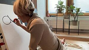 그녀가 스튜디오에서 그림 그리며 귀여운 솔로 아트 분위기 드러내