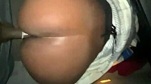 Ujo teini-naapuri ottaa ison mustan kyrvän kovaa ulkona