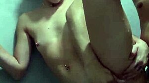 Записанная латиноамериканская жена отдает задницу другу мужа в душе