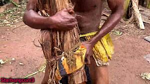 Hej, podívej se, jak tvrdě bouchám s obří cuketovou hračkou!