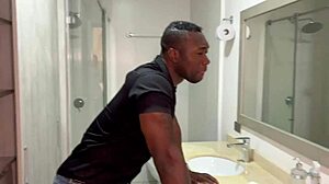 Propriétaire Airbnb Baise Locataires Blondes Latinos en Action Interraciale Intense