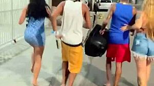 Sokak karşılaşması hareket eden araba seksine dönüşüyor