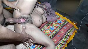 Гореща Milf леля-мащеха съблазнена и чукана здраво!