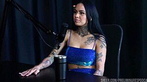 Kompilasi Evelyn Buarque: Glamour biseksual dalam kostum merah lutsinar