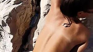 Быстрый Трах с Горячей Девчонкой 18+ на Публичном Пляже в Стиле POV