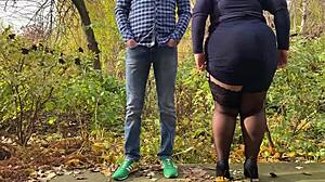 Kromme schoonmoeder glijdt in kousen alleen voor mij om van te genieten