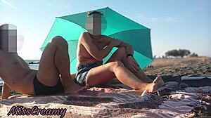 Exibindo Pau na Praia Pública, Enteada Ajuda a Gozar!