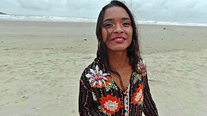 Παίρνουμε τη Νεαρή Carioca να Γαμήσει με Ζευγάρι στο Θάμνο στην Παραλία