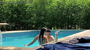 Natasha y Megan Se Broncean en la Piscina Mientras el Chico Afortunado Limpia. ¡Luego Nadan Desnudas con Su Polla Monstruosa!