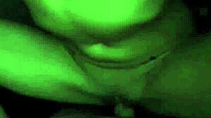 Miluje jezdit a mnout si klitoris před dostáním nálože