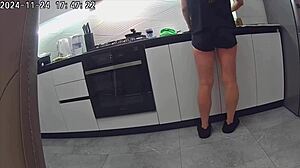 Жена изменяет с лучшим другом в кухонном анале!