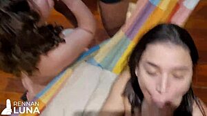 Hai să ne furișăm sus să vedem prietenii în foursome la pat