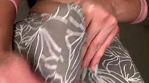 Cum Besar Menetes dari Stepmom ke Wajahku di Kantor