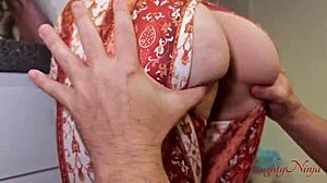 Ngewe pembantu berisi di dapur buat tip ekstra