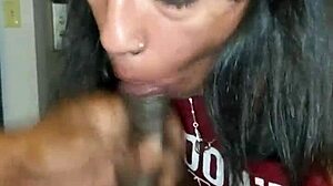 जब आपकी बीवी बड़े ब्लैक कॉक को चूसने में मजा लेती है तो मौजूद होना एक शानदार अनुभव है!