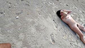 Viděl jsi někdy cizince šukat chlupatou nudistku na pláži?