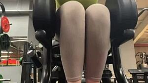 Sesión de Gimnasio Loca se Convierte en Follando Salvaje en Público