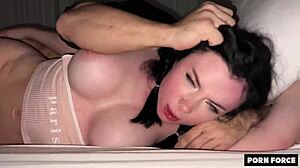 Току що навърши 19, бюсти пети тийн чукана силно вкъщи.