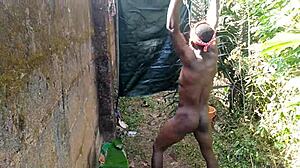 वर्ल्ड्स स्ट्रॉन्गेस्ट बड़ा लंड स्टेज पर डोमिनेट करता है 18+ स्लेव को ऐनिमे में