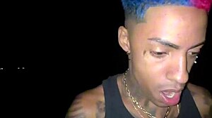 Eu e meus amigos ficamos selvagens na rua com essa emo morena gostosa, deixando o rosto dela escorrendo de porra.