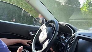 fremmed fanger meg å onanere i bil og hjelper.