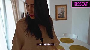 لقاء خطير مع زوجة أب في السرير المشترك يثير التوتر