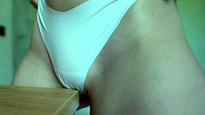 Gadis shy horny gosok meja dengan seluar dalam on n off