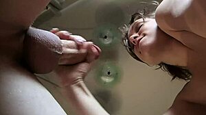 провери тази гледка отдолу на огромни подскачащи цици докато смуче.