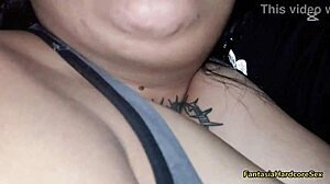 मेरे मोटे दोस्त के साथ टिकटॉक्स देखते हुए, उसकी बड़ी टिट्स को टिकटॉकर से तुलना करके उन पर खत्म करते हुए