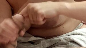 Min tjej fingrar min urinrör i närbildsdomination med galen hemmagjord runk