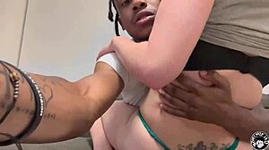 Iso-Rintainen Kanadalainen PAWG-Babysitter Istuu Lil D:llä Osa 2. Hänen Isot Tittinsä Ja Suihinotto-Taitonsa Hämmästyttävät!