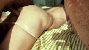 Il a commencé par un massage à la plage, puis a rempli mon cul de brune avec du sperme pendant une gorge profonde.