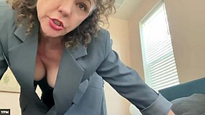 लिंगरी में गर्म ब्रूनेट स्टेपमॉम के साथ चीटिंग करना गलत लगता है पर सही भी