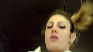 Lesbisk tjej blir så kåt på gymmet av svettiga kroppar genom genomskinlig tröja