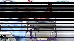 Connie visita a su ginecólogo para acción salvaje en hospital! Juego con pies y especulo calienta rápido